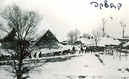 На фото: городок Дрвар, на который фашисты сбросили десант, чтобы захватить  штаб Тито. Фото Б.Богомолова, члена советской военной миссии в Югославии. Март 1944 года