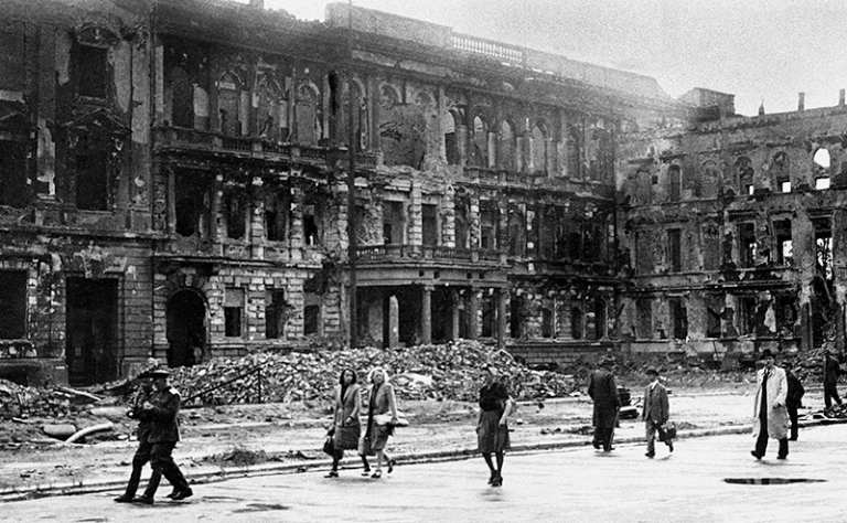 На фото: все, что осталось от посольства США в Берлине, Германия, 7 июля 1945 года.