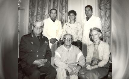На фото (слева направо): генерал-майор медицинской службы Васин, Эрих Хонеккер и его жена Маргот с врачами госпиталя