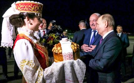 На фото: президент РФ Владимир Путин (справа) и президент Белоруссии Александр Лукашенко (второй справа) в Национальном аэропорту Минска.