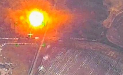 На фото: точечный удар высокоточным снарядом "Краснополь" артиллеристов Вооруженных сил России.