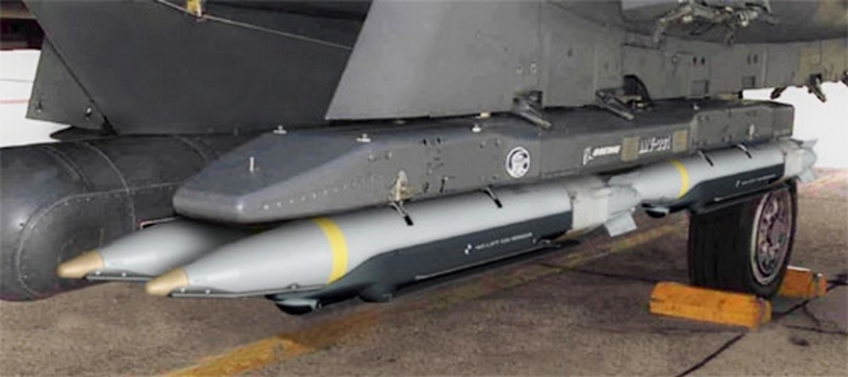 На фото: комплект BRU-61, состоящий из четырёх бомб GBU-39 класса SDB-I, подвешенный на пилоне самолёта американских ВВС