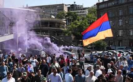 Акция протеста в Ереване направилась к зданию МВД за разъяснениями