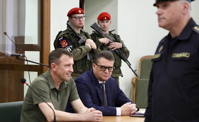 На фото: бывший командующий 58-й армией генерал-майор Иван Попов (слева) в зале Второго Западного окружного военного суда