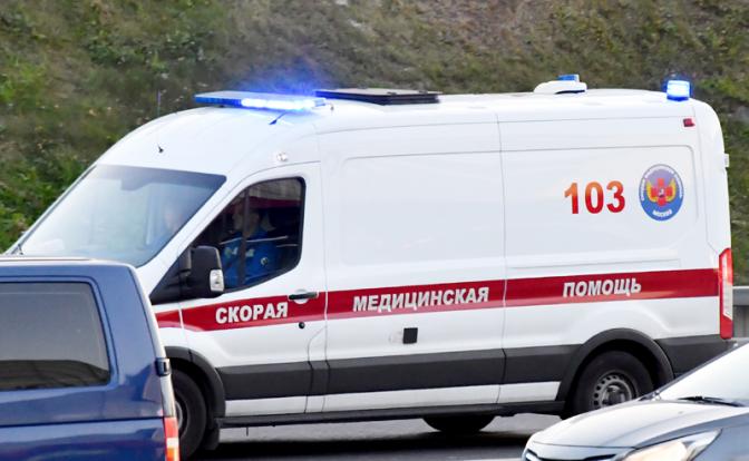 Во Владивостоке женщина родила на скамейке, бригада медиков попала в пробку во дворе дома