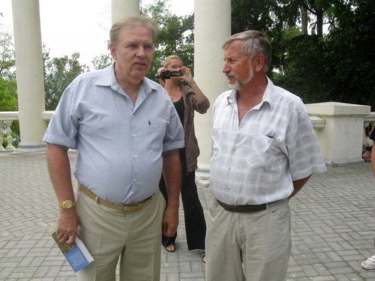 На фото: В.Б. Иванов и А.Б. Широкорад в беседке над Южной бухтой. 2009 г.