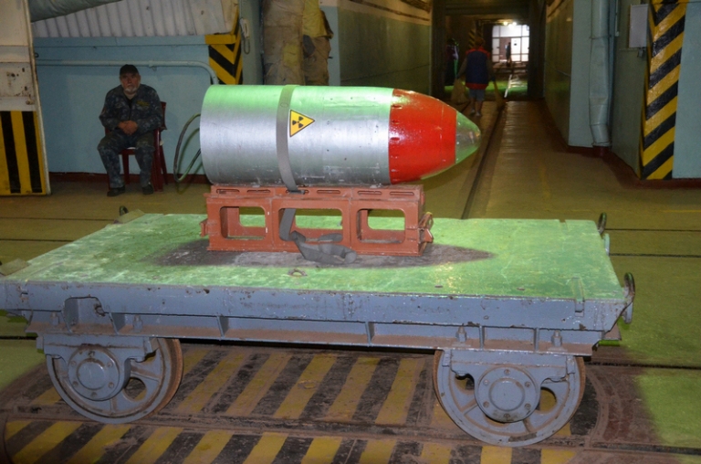 На фото: тележка, на которой доставлялись ядерные боевые части торпед. Завод по ремонту подводных лодок в Балаклаве.