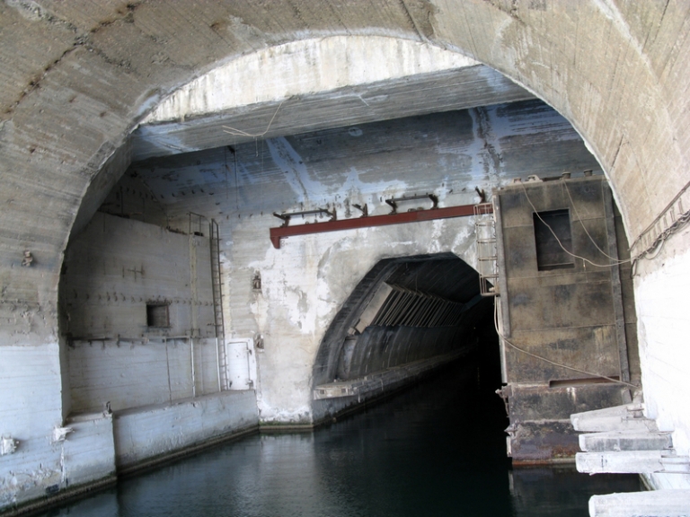 На фото: вход в подземный завод в Балаклаве.