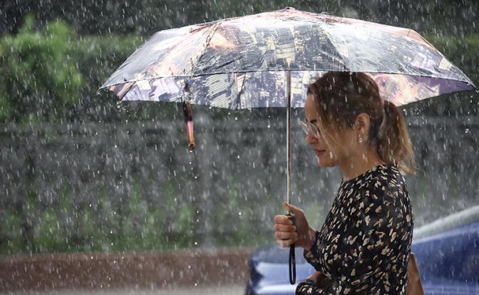 Москвичей предупредили о ливне и грозе с градом в ближайшие часы