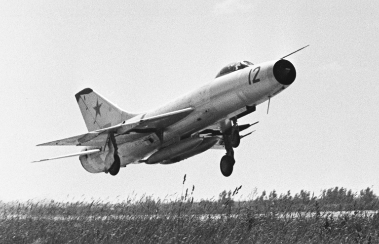 На фото: советский экспериментальный истребитель-перехватчик Су-7 во время взлета. 