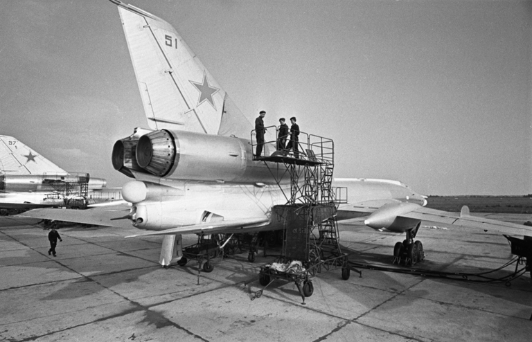 На фото: подготовка сверхзвукового ракетоносца Ту-22