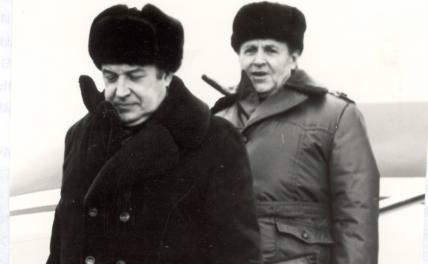 На фото: авиаконструктор А.Туполев и Ю.Мажоров(слева направо)