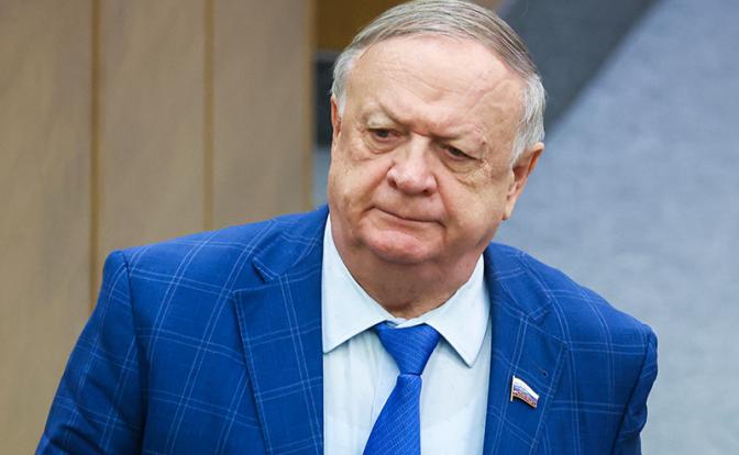 На фото: член комитета Госдумы РФ по обороне Виктор Заварзин