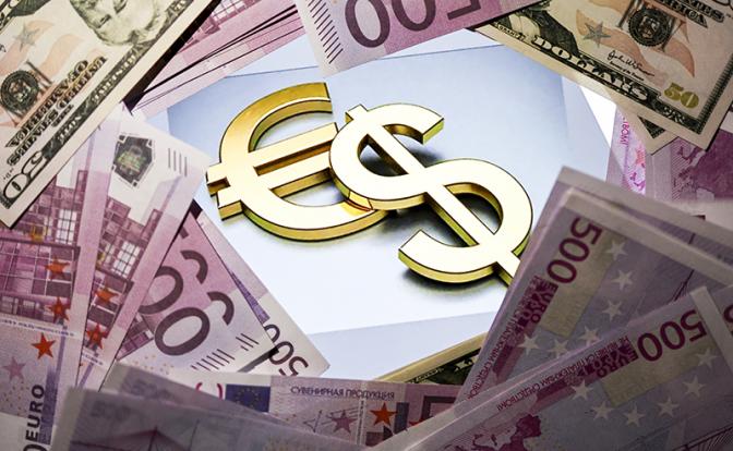 ЦБ сказал, как упали доллар и евро