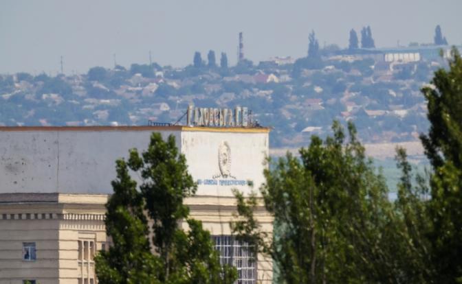 На фото: фасад здания машинного зала Каховской ГЭС, Новая Каховка, Херсонская область, Россия.