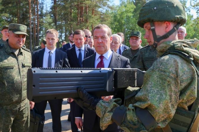 На фото: заместитель председателя Совета безопасности РФ, председатель партии "Единая Россия" Дмитрий Медведев (в центре) во время посещения полигона Песочненский в рамках рабочей поездки в Северо-Западный федеральный округ.