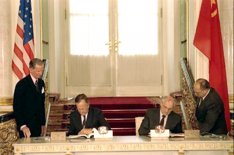 На фото: Джордж Буш-старший и Михаил Горбачёв подписывают договор СНВ-I, 31 июля 1991 года.