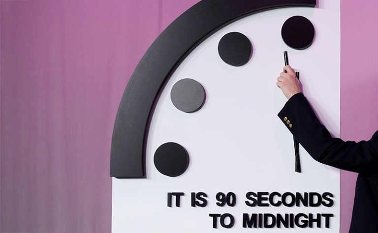 «Бюллетень ученых-атомщиков» объявляет о последнем решении по минутной стрелке «Часов Судного дня» в вещательном центре Национального пресс-клуба в Вашингтоне. В этом году, в январе 2024 года, часы остались на отметке 90 секунд до полуночи.