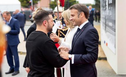 На фото: президент Украины Владимир Зеленский (слева) и президент Франции Эммануэль Макрон (справа) во время празднования 80-летия Мемориала Омаха-Бич, 6 июня 2024 года, в Сен-Лоран. -Лоран-сюр-Мер, Нормандия, Франция