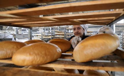 Вильнюс, гордо отказавшись от русского хлеба, всучивает Москве конфетку