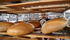 Вильнюс, гордо отказавшись от русского хлеба, всучивает Москве конфетку