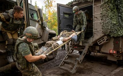На фото: работа медицинского отряда ВДВ по эвакуации раненых военнослужащих ВС РФ с линии боевого соприкосновения в мобильный медицинский пункт.
