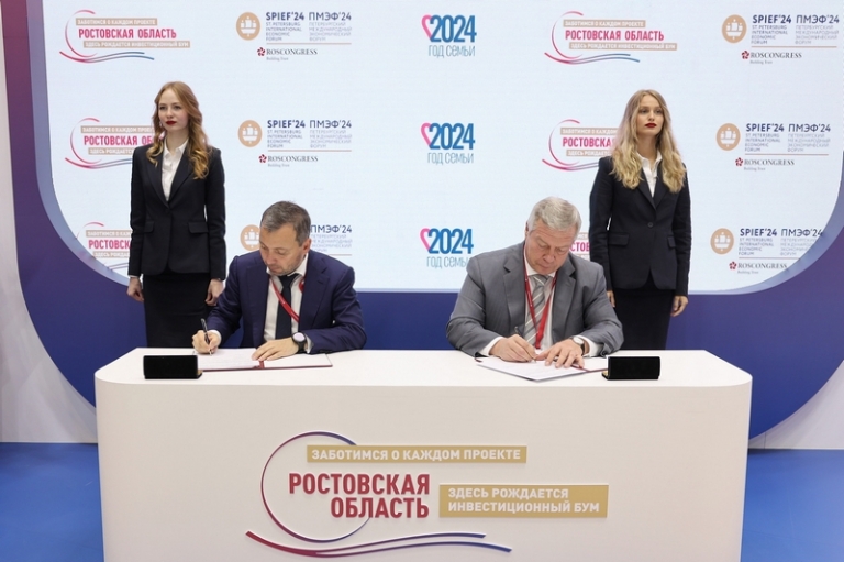 На фото: соглашение о строительстве жилищного комплекса по улице Пойменной в городе Ростове-на-Дону подписали губернатор Ростовской области Василий Голубев и член совета директоров, управляющий партнер группы «Самолет» Александр Прыгунков.