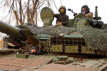 На фото: бойцы ЧВК "Вагнер" в танке Т-90МС в зоне СВО