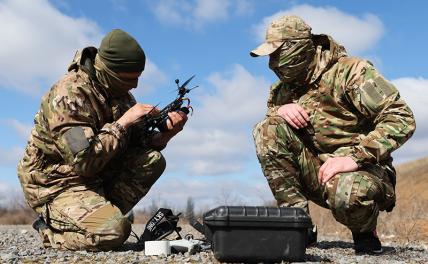 На фото: военнослужащие во время испытаний одной из систем радиоэлектронной борьбы (РЭБ).