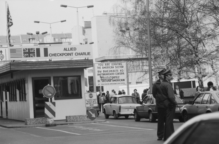 На фото: КПП "Чарли" в американском секторе с западноберлинской стороны, 1990 год.