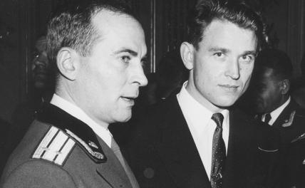 На фото: оперативный офицер Парижской резидентуры военной развадки В. Любимов (справа)