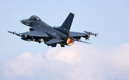На фото: истребитель F-16