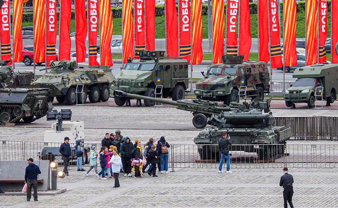 На фото: трофейная техника на Поклонной горе в Москве