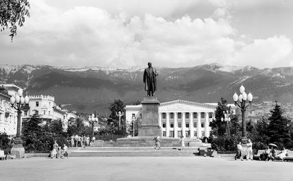 На фото: памятник В. И. Ленину работы скульптора Петра Петровича Яцыно, установленный в январе 1954 года на площади Ленина, и здание Городского Совета на улице Карла Маркса (на втором плане), Ялта, 1959 год.