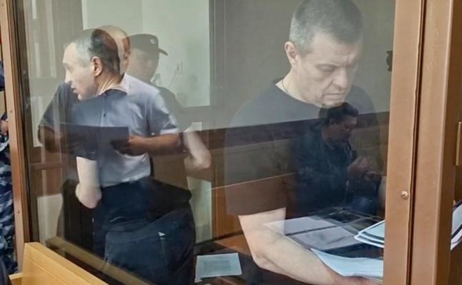 На фото: бывший начальник филиала ФГБУ "Центральное жилищно-коммунальное управление" (ЦЖКУ) Минобороны РФ Сергей Харитонов и его бывший заместитель Роман Митюрев (слева направо) во время оглашения приговора в Преображенском суде Москвы