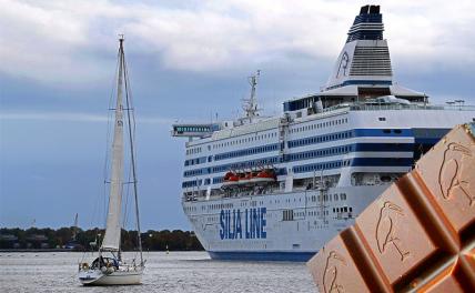 На фото: паром компании Tallink Silja Line у причала в морском порту Хельсинки, Финляндия.