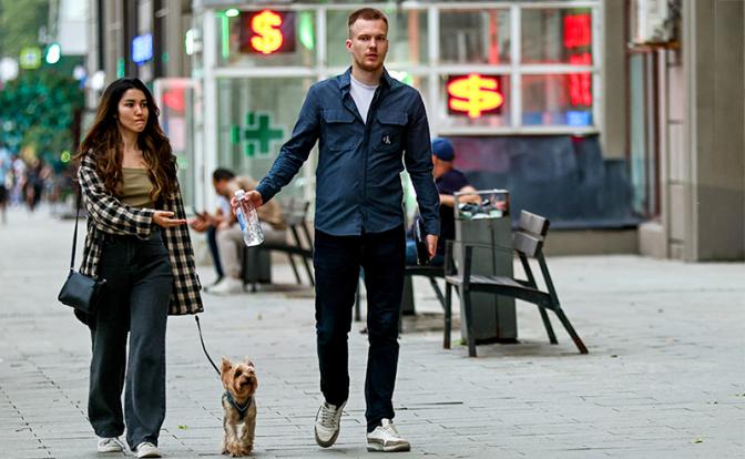 На фото: горожане у пункта обмена валют в Москве.