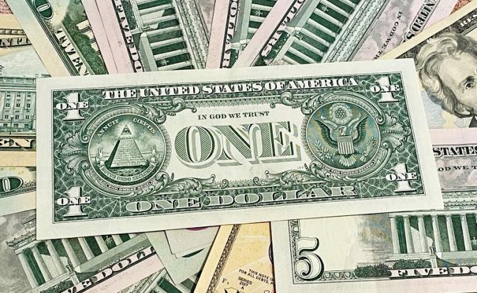 Эксперт назвал последствия отказа Мосбиржи от доллара и евро