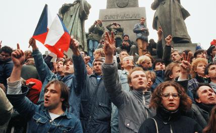 На фото: «бархатная революция» в Чехословакии,1989 год.