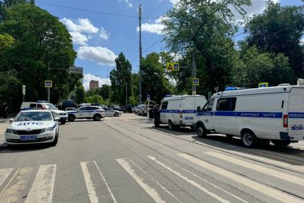 На фото: ограничение движения транспорта в центре города на прилегающих к СИЗО-1 улицах Ростова-на-Дону.