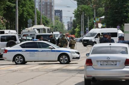 На фото: ограничение движения транспорта в центре города на прилегающих к СИЗО-1 улицах Ростова-на-Дону.