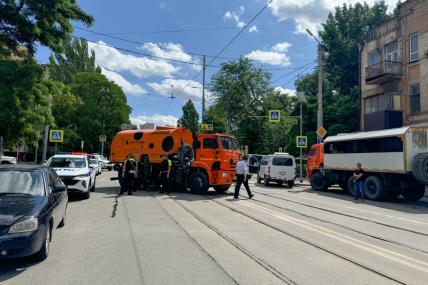 На фото: ограничение движения транспорта в центре города на прилегающих к СИЗО-1 улицах Ростова-на-Дону