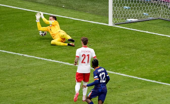 На фото: момент игры, Чемпионат Европы, Польша – Нидерланды, предварительный раунд, группа D, день матча 1.