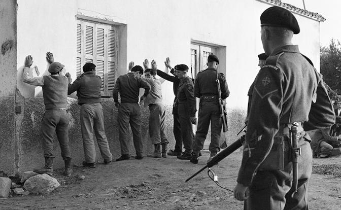 На фото: британские войска безопасности полка обыскивают жителей деревни