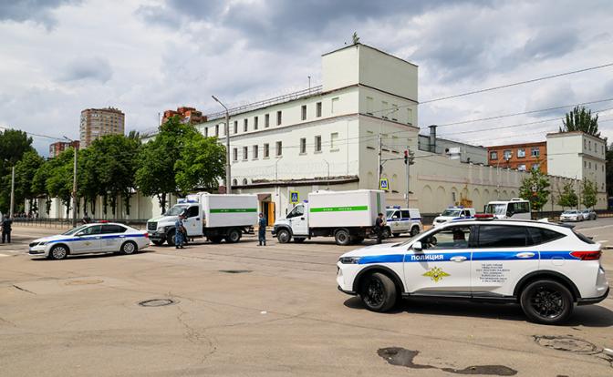 На фото: сотрудники правоохранительных органов у здания СИЗО-1.