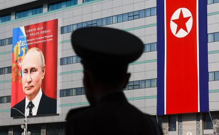 На фото: баннеры на площади имени Ким Ир Сена во время подготовки города к государственному визиту президента РФ Владимира Путина