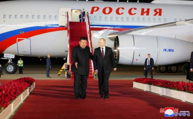 На фото: лидер КНДР Ким Чен Ын и президент РФ Владимир Путин (слева направо) во время церемонии встречи в Международном аэропорту Сунан.