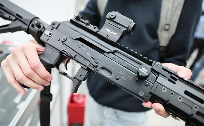 На фото: автомат Калашникова АК-12