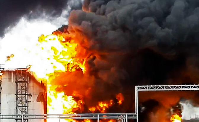 Пожар начался на нефтебазе в Тамбовской области из-за атаки БПЛА