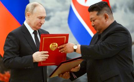 На фото: президент РФ Владимир Путин и лидер КНДР Ким Чен Ын (слева направо) во время подписания совместных документов в государственной резиденции "Кымсусан".